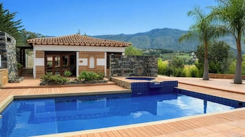 Suite Deluxe, vistes a la piscina | Wifi gratuïta