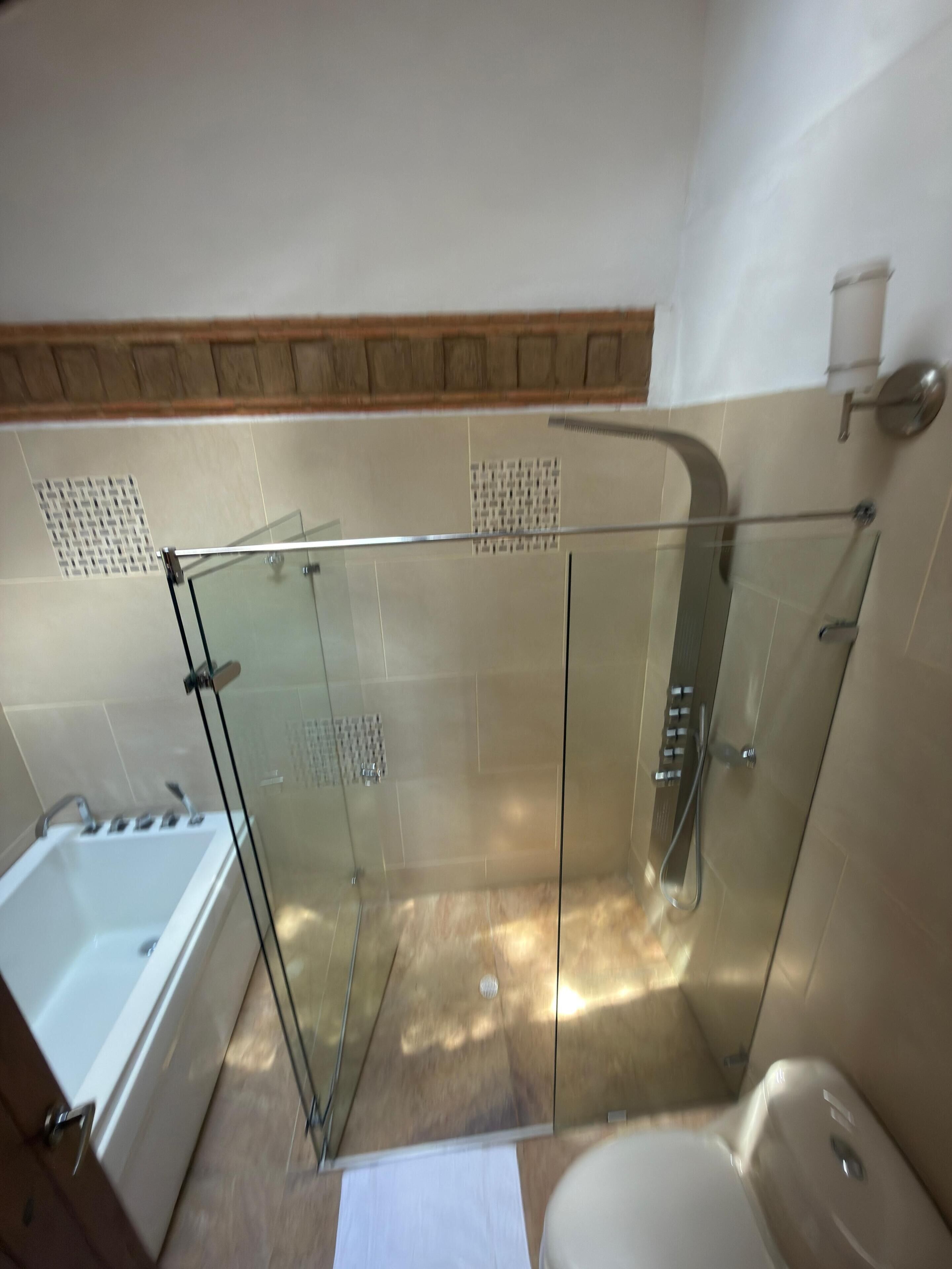 Deluxe Suite, Pool View | Bathroom | Shower, free toiletries, hair dryer, towels