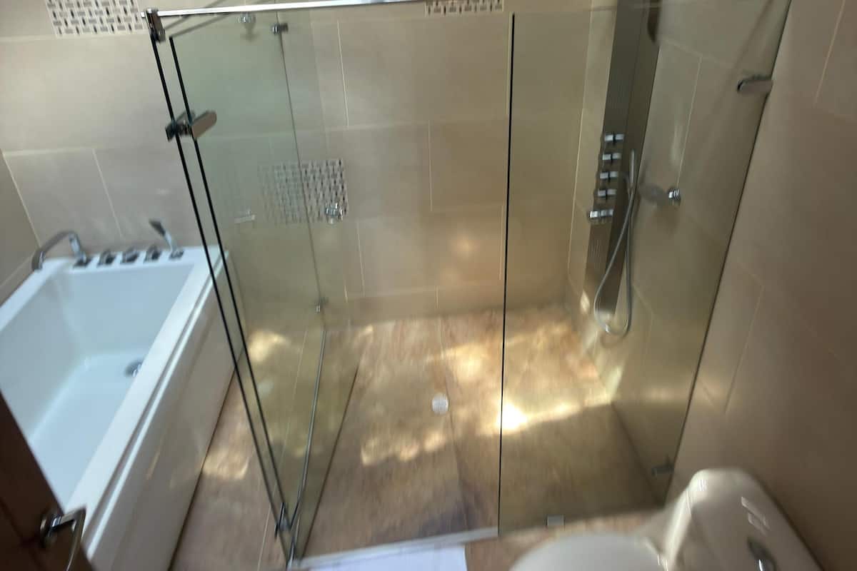 Suite Deluxe, vue piscine | Salle de bain | Douche, articles de toilette gratuits, sĂšche-cheveux