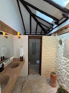 Suite, bassengutsikt