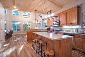 Fridge, microwave, oven, stovetop - Upscale Mountain Retreat, Hot Tub & Game Room! (Helen)