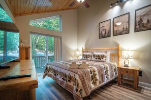 4 bedrooms, iron/ironing board, WiFi, bed sheets - Upscale Mountain Retreat, Hot Tub & Game Room! (Helen)
