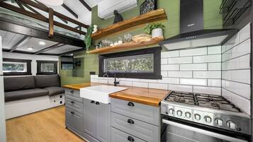 Fridge, oven, stovetop, electric kettle