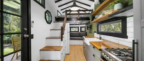 Fridge, oven, stovetop, electric kettle