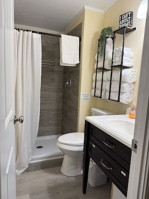 Shower, hair dryer, towels, soap - Water’s Edge, a peaceful retreat on the Cumberland River, close to Nashville (Charlotte)