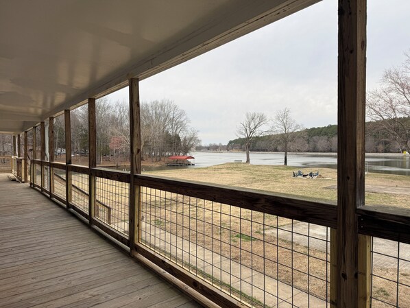 Terrace/patio - Water’s Edge, a peaceful retreat on the Cumberland River, close to Nashville (Charlotte)