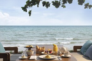 Ein Frühstückstisch mit Blick auf das Meer.