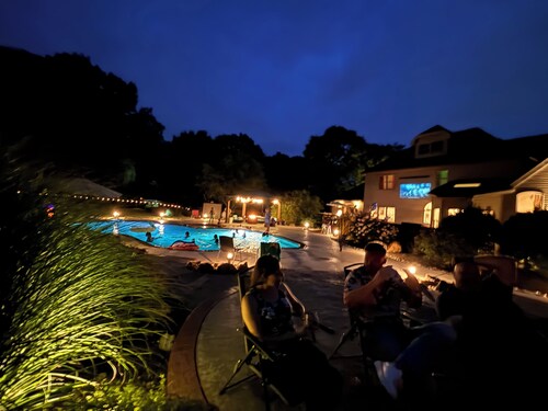 Luxury Suite on a 6 acre estate w/ Pool, Jacuzzi & Pond in Amazing Lehigh Valley