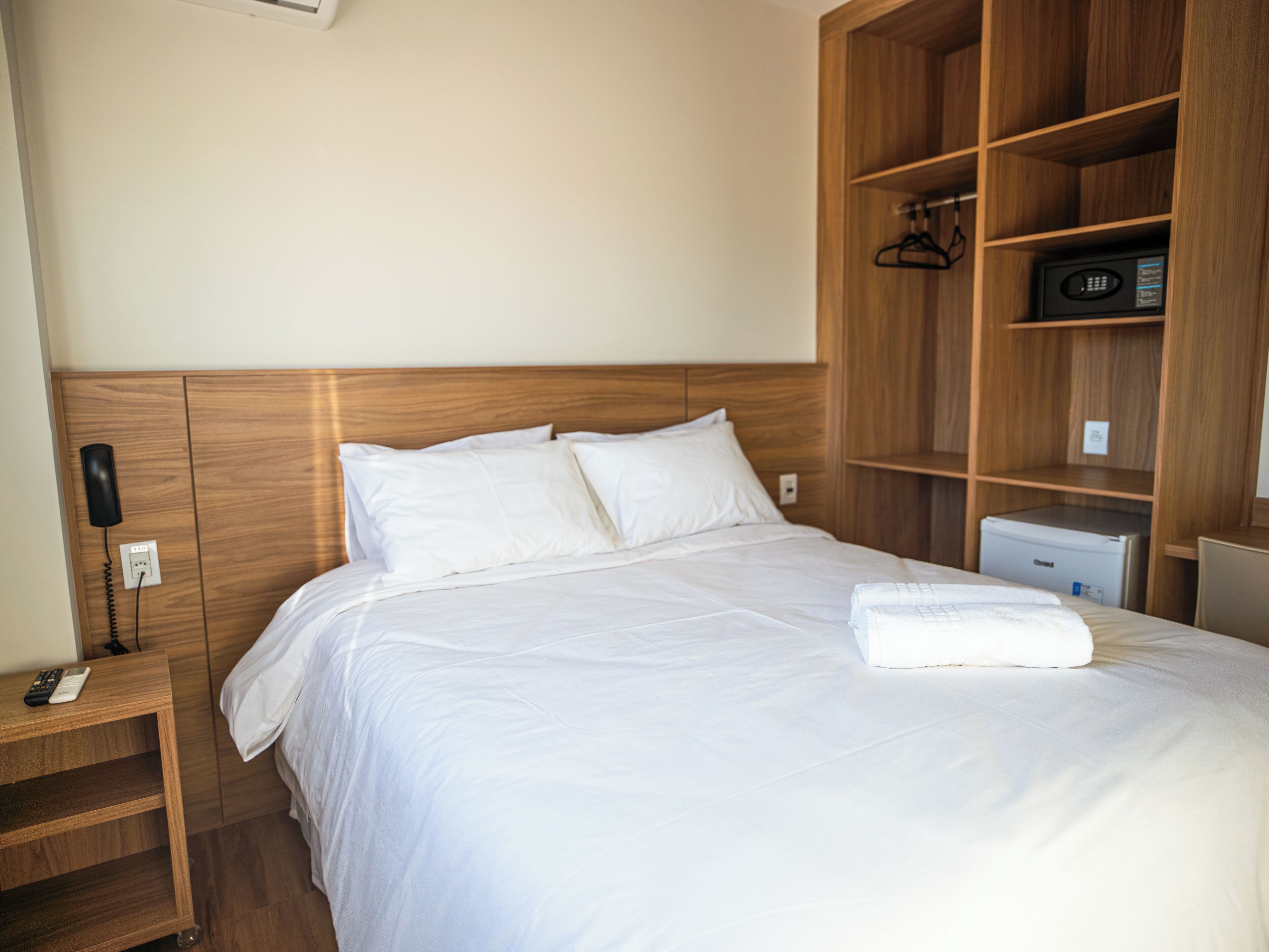 Quarto casal conforto | Cofres nos quartos, Wi-Fi de cortesia