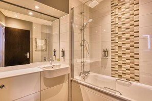 Bathroom - Premier Inn London Docklands (London)