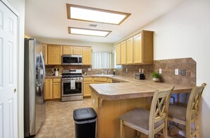 Fridge, microwave, oven, stovetop - River Home w/ Boat Parking, BBQ & Dogs Ok - near River & Avi Casino (Fort Mohave)