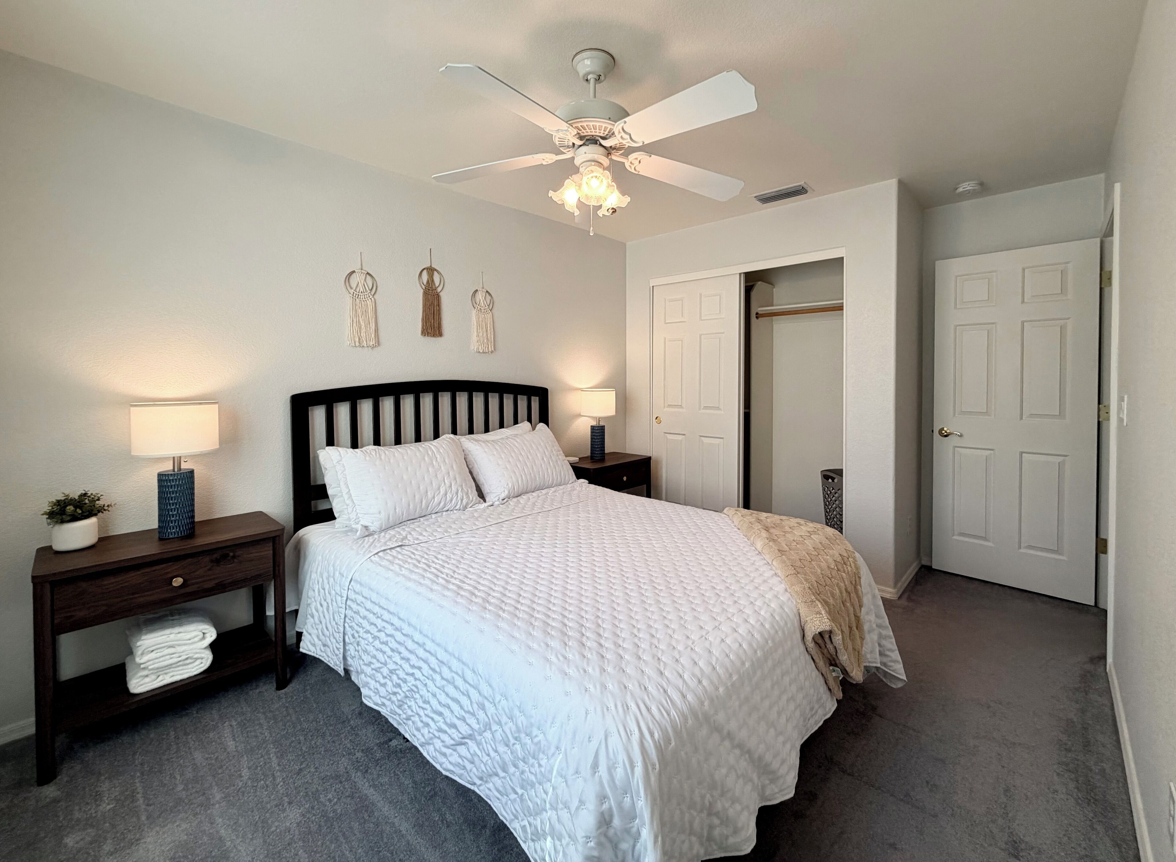 3 habitaciones, tabla de planchar con plancha y cuna de viaje 