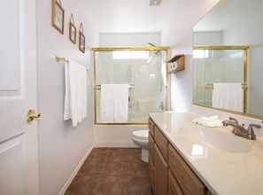 Shower, hair dryer, towels, soap - River Home w/ Boat Parking, BBQ & Dogs Ok - near River & Avi Casino (Fort Mohave)