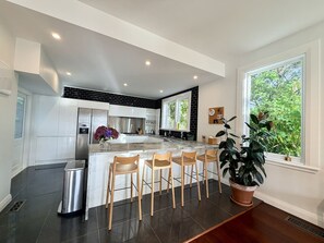 Fridge, microwave, oven, stovetop - Crescent Sunset Escape - Short Walk to City (Wellington)