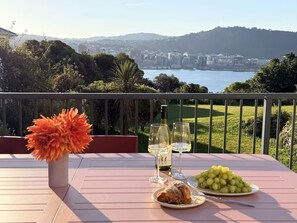 Outdoor dining - Crescent Sunset Escape - Short Walk to City (Wellington)