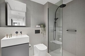 Shower, hair dryer, towels, shampoo - Brand New Apartment in Albert Park with Pool & Gym (Melbourne)