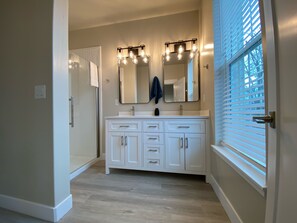 シャワー付き浴槽、バスアメニティ (無料)、ヘアドライヤー、タオル