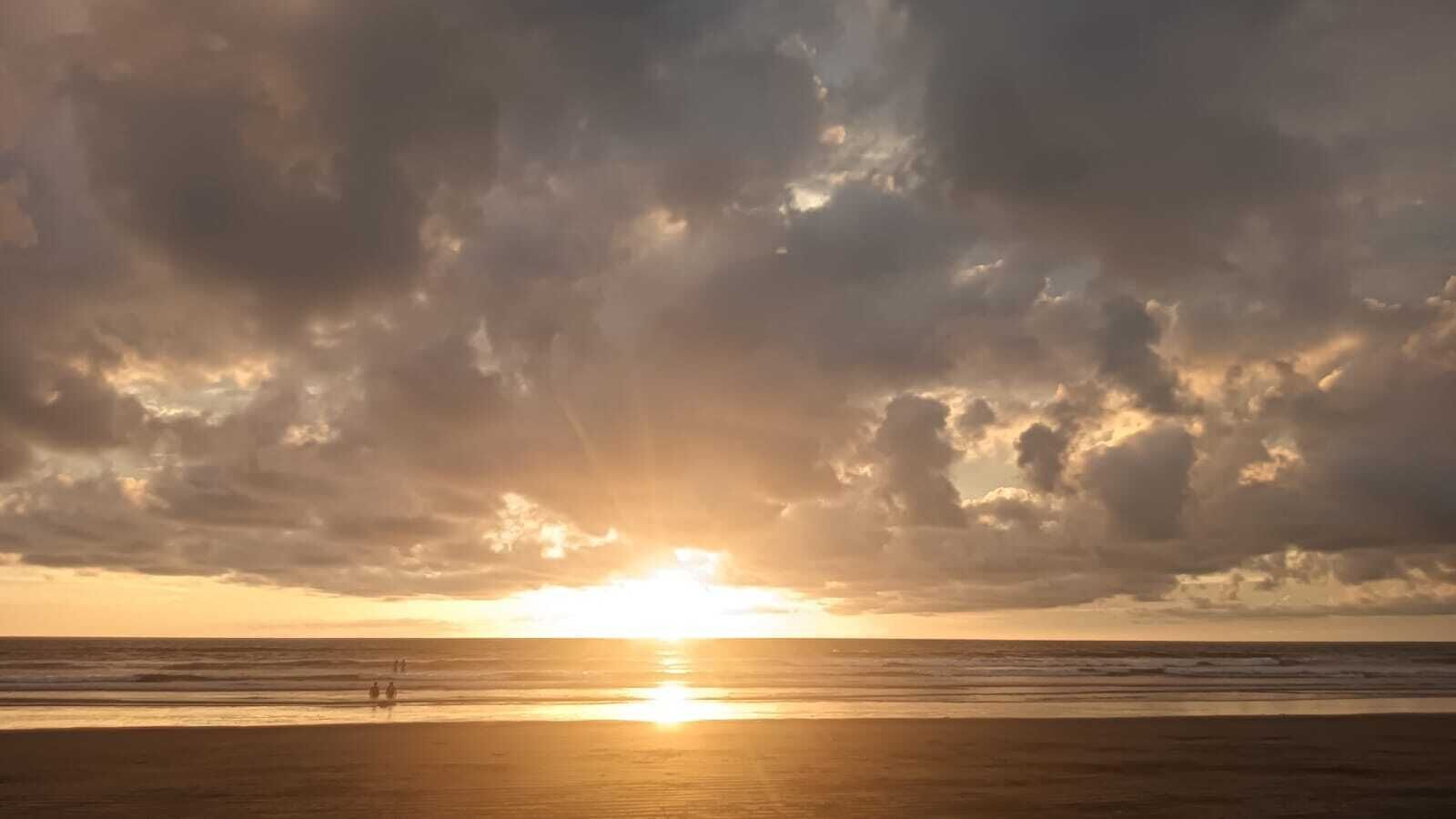 Aan een privéstrand, wit zand, gratis strandhuisjes, ligstoelen
