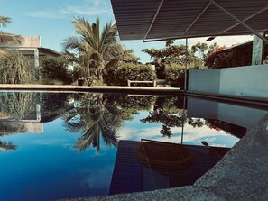 Kamar Double Comfort, 1 Tempat Tidur Queen, pemandangan kolam renang, tepi pantai