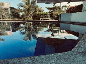 Kamar Double Comfort, 1 Tempat Tidur Queen, pemandangan kolam renang, tepi pantai