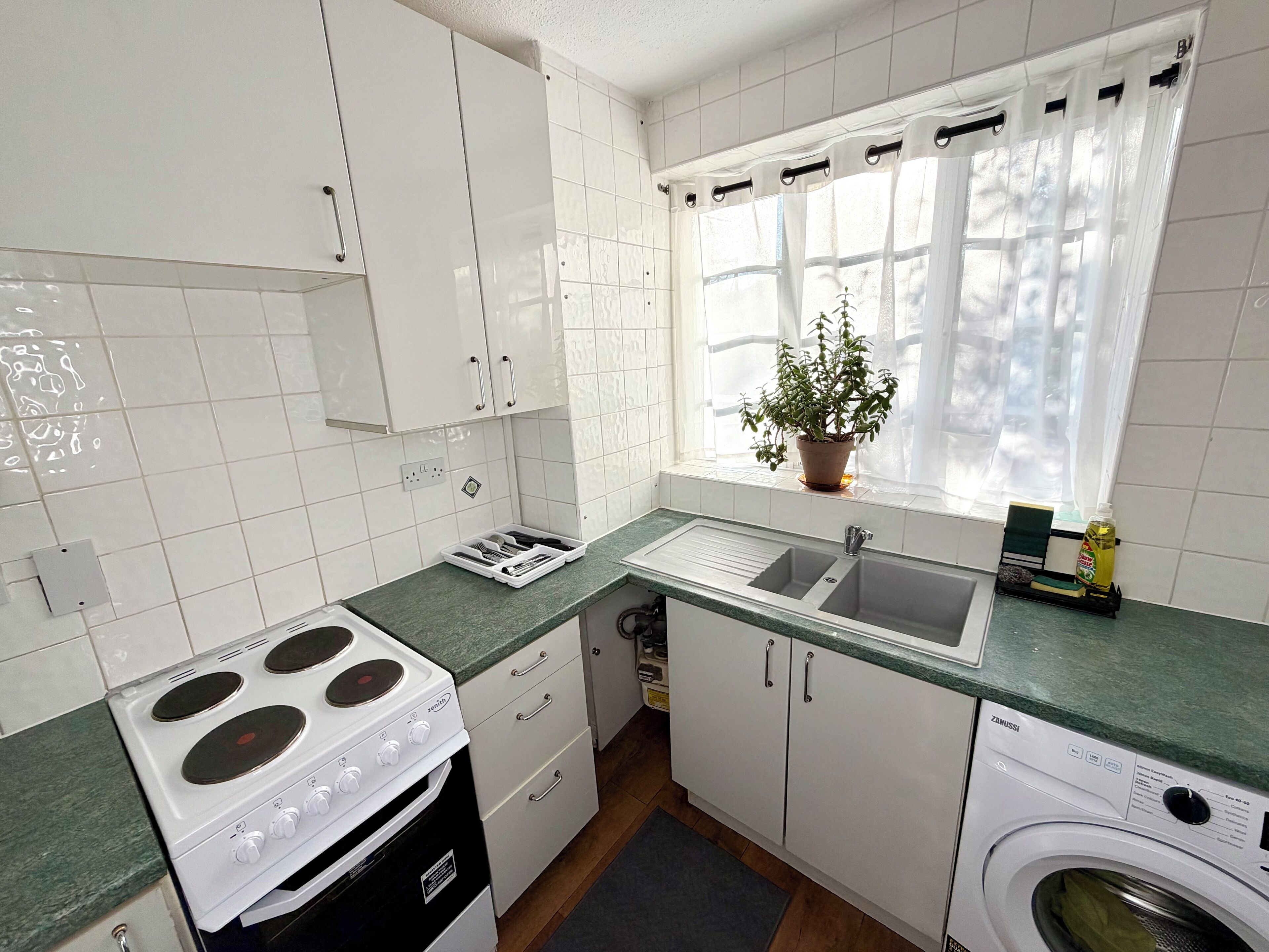 Kjøleskap, mikrobølgeovn, ovn og kaffetrakter/tekoker