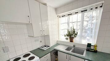 Kjøleskap, mikrobølgeovn, ovn og kaffetrakter/tekoker