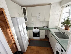 Réfrigérateur, micro-ondes, four, cafetière/bouilloire