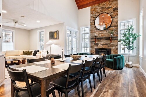 Luxury 2 King Suites - Storyland - Hike - Hot Tub - Chef Kitchen -Sleeps 12