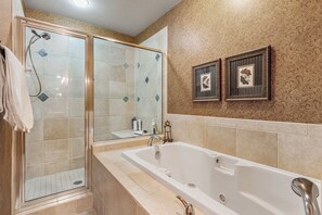 Shower, jetted bath, hair dryer, towels - Trail Nest: Great Location - Private Hot Tub - New Listing! (Breckenridge)
