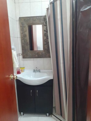 Shower, hair dryer, bidet, towels - Loft 1 with 2 beds near Fundidora and Cintermex (Monterrey)