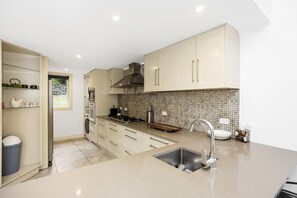Fridge, microwave, oven, stovetop - Villa Victoria- Beachside sanctuary (Dunedin)