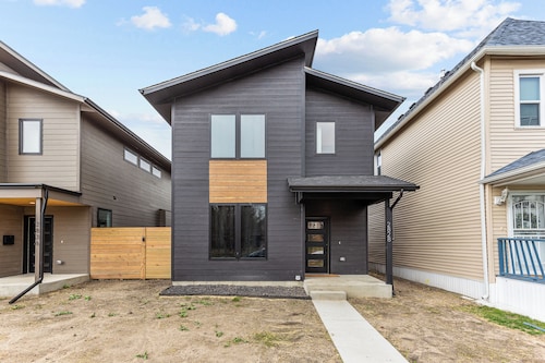 Modern 3BR 3BA - 1 Mile from Downtown - Private Parking