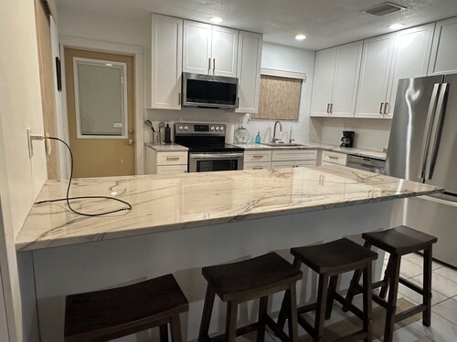 Solar-Powered, Pet & Family Friendly Home with Kayaks in Port Charlotte