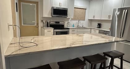 Solar-Powered, Pet & Family Friendly Home with Kayaks in Port Charlotte