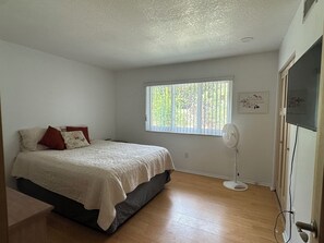 3 chambres, fer et planche à repasser, lit de bébé portatif