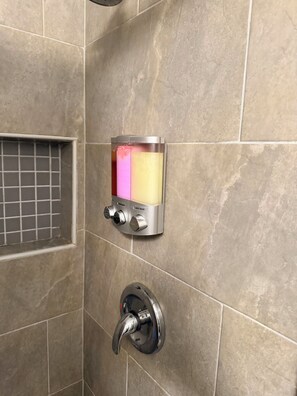 Dusche, Haartrockner, Handtücher, Seife