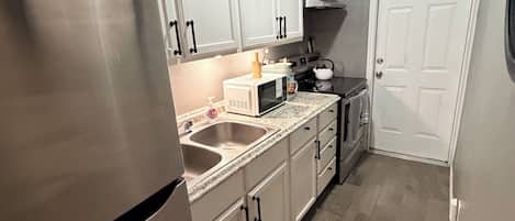 Frigorífico, microondas, horno y placa de cocina
