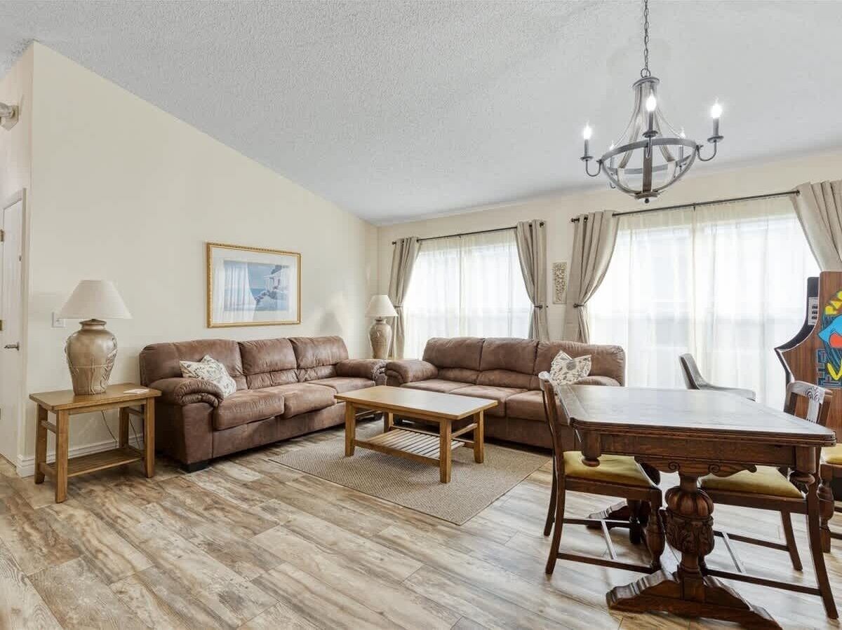 House, 4 Bedrooms | Living area