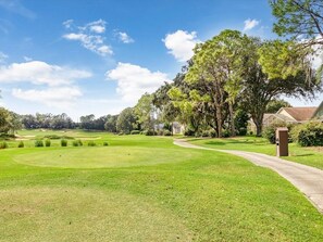 A golf course with a clear path leading to a clubhouse. - 3bd Villa With Private Pool & Golf Walmart 2 Min 3 Bedroom Home (Haines City)