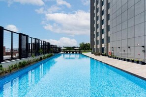 Una piscina al aire libre