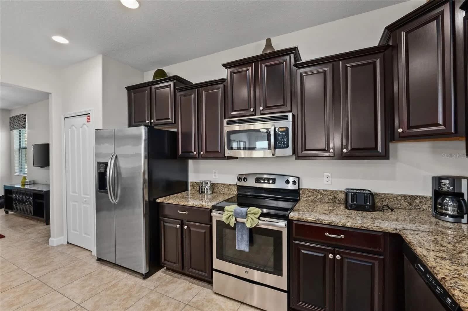 House, 6 Bedrooms | Private kitchen | Fridge, oven, coffee/tea maker, toaster