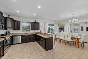 Private kitchen - 6 Bd Luxury Villa In Championsgate With Private Pool 6 Bedroom Home (Davenport)