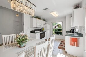 Ferienhaus, 2 Schlafzimmer | Eigene Küche | Kühlschrank, Ofen, Wasserkocher mit Kaffee-/Teezubehör, Toaster
