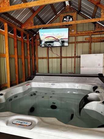 Interior. Lakeside w hot tub