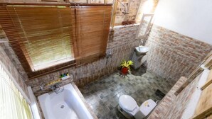 A compact bathroom with a bathtub, toilet, and sink.