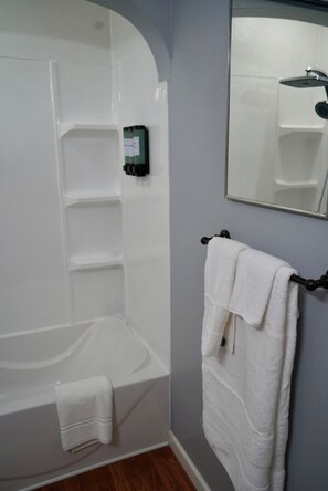 Haartrockner, Handtücher, Seife, Toilettenpapier
