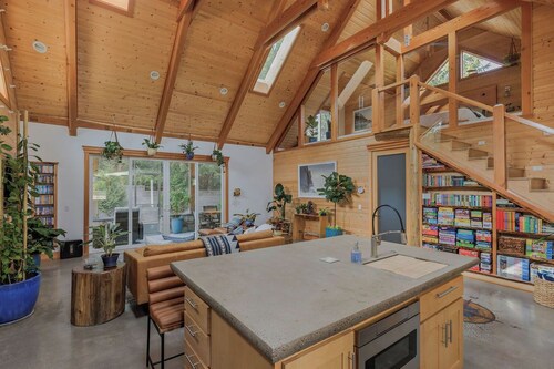 High end cabin with singular, custom touches. Hot tub, Fire table