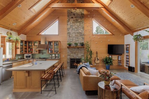 High end cabin with singular, custom touches. Hot tub, Fire table