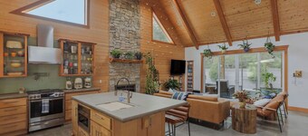 High end cabin with singular, custom touches. Hot tub, Fire table
