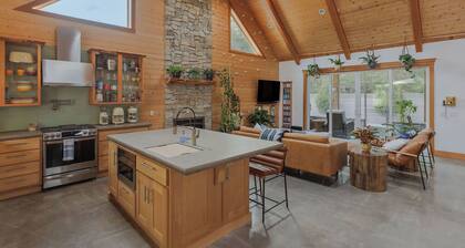 High end cabin with singular, custom touches. Hot tub, Fire table